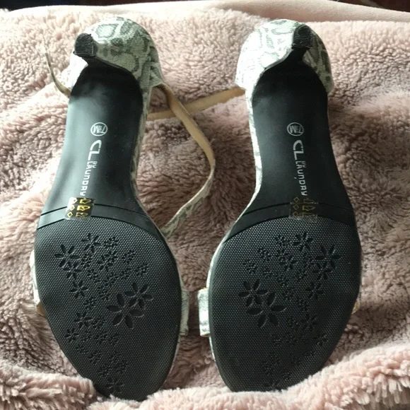 Size 7 1/2 CL by Chinese Laundry low heel snakeskin pattern - Picture 6 of 7